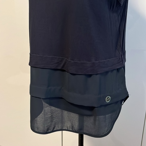 HOST PICK 💙 MICHAEL KORS NWOT Navy Sleeveless Layered Blouse Tank Top, Size M - Picture 3 of 10